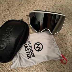 Outdoor master unisex white trim reflective lens snow googles